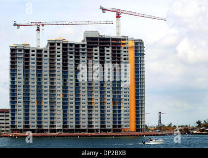 26 mai, 2006 ; Riviera Beach, FL, USA ; les tours Marina Grande est actuellement en construction à la base de l'héron bridge à Riviera Beach. Crédit obligatoire : Photo par Erik Lunsford/Palm Beach Post/ZUMA Press. (©) Copyright 2006 par Palm Beach Post Banque D'Images