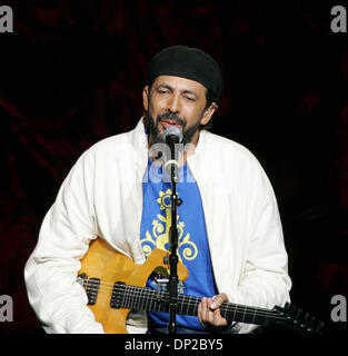 26 mai 2006, Los Angeles, CA, USA ; Juan Luis Guerra lors du spectacle 'La Colombie sin Minas', un concert-bénéfice au Gibson Amphitheatre à Los Angeles Mercredi, 24 mai 2006. Le concert présenté par le chanteur colombien Juanes et United pour la Colombie, amasse des fonds pour les enfants victimes de mines antipersonnel en Colombie. Crédit obligatoire : Photo par Armando Arorizo/ZUMA Press. (©) Co Banque D'Images