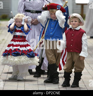 27 mai, 2006 ; West Palm Beach, FL, USA ; Anastasia, Kobussen 5, de Wellington et Austin Cates, 6, centre, couvrir leurs oreilles que les fusils sont tiré en l'air pendant un service commémoratif au cours de l'ère des pionniers à l'antan Village au South Florida Fairgrounds samedi. Dylan Cates, droite, semble être affectée par le bruit des coups de feu. Les garçons sont habillés en soldats de la guerre révolutionnaire. La f Banque D'Images