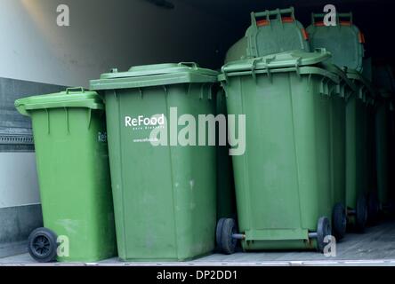 Les poubelles de la société "ReFood' sont d'un séjour dans une salle d'obtenir ramassé à partir de la collecte des ordures dans la région de Hannover, Allemagne, 6. Janvier 2014. Photo : Frank May Banque D'Images