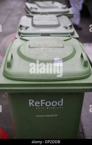 Les poubelles de la société "ReFood' sont d'un séjour dans une salle d'obtenir ramassé à partir de la collecte des ordures dans la région de Hannover, Allemagne, 6. Janvier 2014. Photo : Frank May Banque D'Images