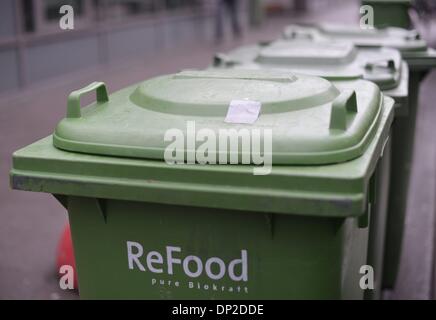 Les poubelles de la société "ReFood' sont d'un séjour dans une salle d'obtenir ramassé à partir de la collecte des ordures dans la région de Hannover, Allemagne, 6. Janvier 2014. Photo : Frank May Banque D'Images