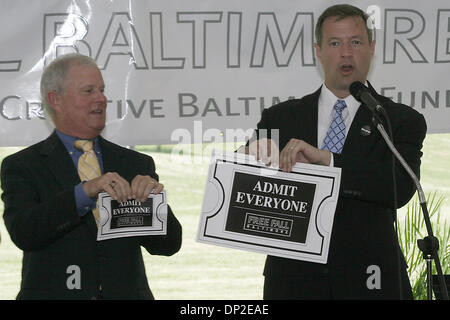 31 mai, 2006 ; Baltimore, MD, USA ; Baltimore Ville Maire MARTIN O'MALLEY (à droite), et Baltimore County Executive JIM SMITH (à gauche) déchirer des billets pour des musées locaux lors d'une conférence de presse annonçant le programme 'Chute libre' Musée d'art de l'élimination des droits d'entrée pour les musées de la région de Baltimore participants. Crédit obligatoire : Photo de James Berglie/ZUMA Press. (Ajouter) Copyright 2006 par James Banque D'Images