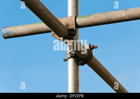 Close up de l'échafaudage en polonais contre un ciel bleu. Banque D'Images