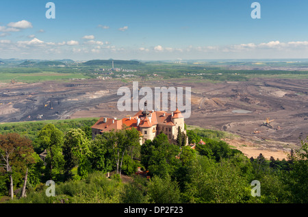 Jezeří (Jezeri ou Eisenberg) Chateau et les mines de charbon de lignite près de Most et Litvinov, le nord de la Bohème, en République Tchèque Banque D'Images