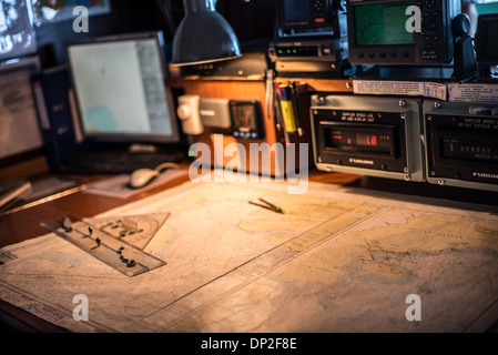 L'ANTARCTIQUE - les cartes de navigation sur une table de carte sur le pont d'un navire de croisière antarctique, le Polar Pioneer. Banque D'Images