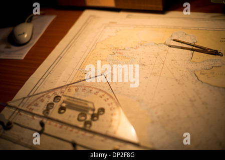 L'ANTARCTIQUE - les cartes de navigation sur une table de carte sur le pont d'un navire de croisière antarctique, le Polar Pioneer. Banque D'Images