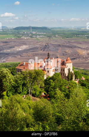 Jezeří (Jezeri ou Eisenberg) Chateau et les mines de charbon de lignite près de Most et Litvinov, le nord de la Bohème, en République Tchèque Banque D'Images