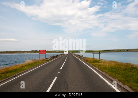 Un camping crossing barrière Churchill 1 entre Lamb Holm et continent, Orkney. Vue est vers le nord. Banque D'Images