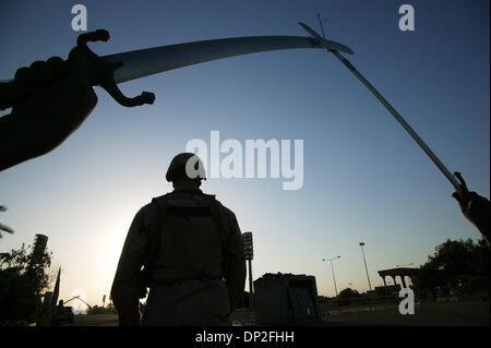 Juin 01, 2006 ; Bagdad (IRAQ) ; un soldat américain se distingue en silhouette au les épées de Qadisiyyah, également connu sous le nom de mains de la Victoire, dans le centre de Bagdad le 1 juin 2006. Les mains massives sont modélisés de la main de l'ancien président irakien Saddam Hussein. L'arches stand à l'entrée à une parade ground construite pour commémorer la victoire de l'Irak dans la guerre Iran-Irak. Chaque sabre est un Banque D'Images