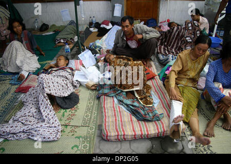 Jun 02, 2006 ; Yogyakarta, le centre de Java, Indonésie - en raison de la capacité limitée de l'hôpital de district de Muhammadyah Bantul, les victimes de la tremblement de terre en Indonésie doivent être pris en charge sur le plancher de l'hôpital. Le séisme a frappé d'une magnitude de 6,3 dans le centre de Java juste avant 6 h 27 mai, 2006. Le nombre de morts est passé à plus de 6 000 personnes. Crédit obligatoire : Photo par Toto Santiko Budi/J Banque D'Images