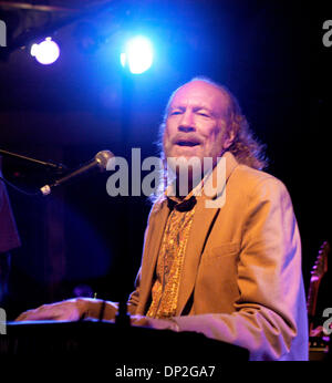 Jun 02, 2006 ; Ojai, CA, USA ; (photo d'archives le 1 avril 2006) claviériste VINCE WELNICK effectue au Classic Rock festival à Ojai, Californie Vince Welnick (Février 21, 1951 - 2 juin 2006) était un claviériste américain, connu pour avoir joué pour le Grateful Dead de 1990 jusqu'à leur fin en 1995 et avec les tubes d'avant. (Ces images sont à partir de la cinquième Welnick performa Banque D'Images