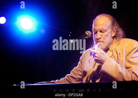 Jun 02, 2006 ; Ojai, CA, USA ; (photo d'archives le 1 avril 2006) claviériste VINCE WELNICK effectue au Classic Rock festival à Ojai, Californie Vince Welnick (Février 21, 1951 - 2 juin 2006) était un claviériste américain, connu pour avoir joué pour le Grateful Dead de 1990 jusqu'à leur fin en 1995 et avec les tubes d'avant. (Ces images sont à partir de la cinquième Welnick performa Banque D'Images