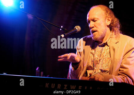 Jun 02, 2006 ; Ojai, CA, USA ; (photo d'archives le 1 avril 2006) claviériste VINCE WELNICK effectue au Classic Rock festival à Ojai, Californie Vince Welnick (Février 21, 1951 - 2 juin 2006) était un claviériste américain, connu pour avoir joué pour le Grateful Dead de 1990 jusqu'à leur fin en 1995 et avec les tubes d'avant. (Ces images sont à partir de la cinquième Welnick performa Banque D'Images