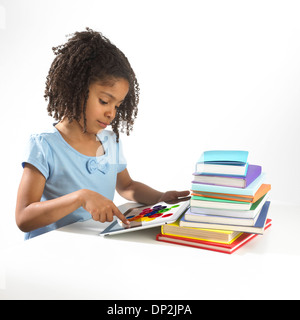 Girl using tablet computer Banque D'Images