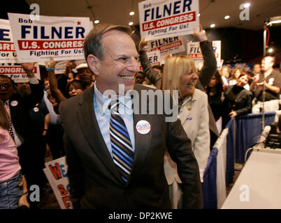 Jun 06, 2006 ; San Diego, CA, USA ; M. Bob Filner avec le conseil municipal, personne Donna Frye derrière lui entre dans une salle de l'or mardi. Crédit obligatoire : Photo par Sean M. Hafffey/SDU-T/ZUMA Press. (©) Copyright 2006 by SDU-T Banque D'Images