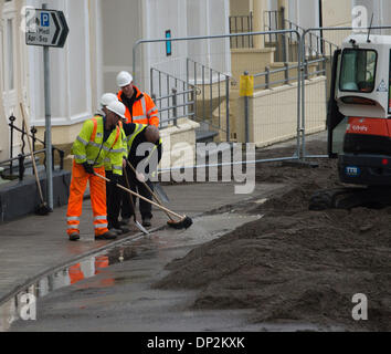 Aberystwyth, Pays de Galles, Royaume-Uni. 7 janvier 2014. L'opération de nettoyage commence à Aberystwyth après des jours de temps orageux gravement endommagé la promenade. L'autorité locale a fermé l'accès à la zone pour permettre le travail de procéder en toute sécurité, avec les badauds conservés derrière une clôture sécurisée Crédit photo : Keith morris/Alamy Live News Banque D'Images