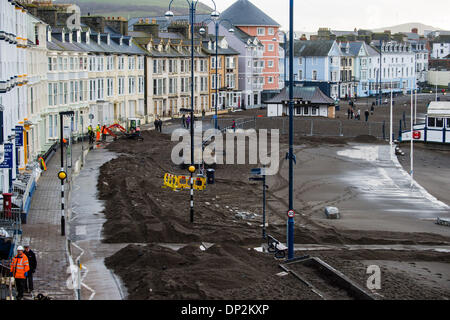 Aberystwyth, Pays de Galles, Royaume-Uni. 7 janvier 2014. L'opération de nettoyage commence à Aberystwyth après des jours de temps orageux gravement endommagé la promenade. L'autorité locale a fermé l'accès à la zone pour permettre le travail de procéder en toute sécurité, avec les badauds conservés derrière une clôture sécurisée Crédit photo : Keith morris/Alamy Live News Banque D'Images