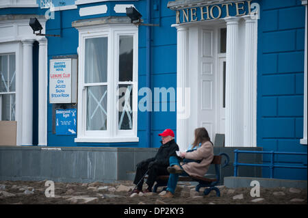 Aberystwyth, UK. 7 janvier 2014. Travaux de réparation va de l'avant comme la station balnéaire victorienne de Aberystwyth entre dans le cinquième jour d'être battu par d'énormes vagues et des vents violents résultant d'une onde de tempête associée à un système de basse pression situé au nord-ouest de l'Écosse. Credit : Graham M. Lawrence/Alamy Live News. Banque D'Images