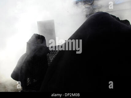 Washington DC, USA. Jan 7, 2014. Les hommes sans-abri se réchauffer lors d'une sortie vapeur à Washington DC, capitale des Etats-Unis, le 7 janvier 2014. Le nord et le centre des États-Unis ont été touchés par les températures plus froides dans environ deux décennies cette semaine en raison de la front froid polaire, avec quelque 140 millions de personnes d'être touché. Credit : Zhang Jun/Xinhua/Alamy Live News Banque D'Images