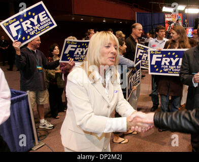 Jun 06, 2006 ; San Diego, CA, USA ; des rapports d'élection d'une surveillance à Golden Hall au centre-ville. Councilwoman Donna Frye arrive. Crédit obligatoire : Photo de Jim Baird/SDU-T/ZUMA Press. (©) Copyright 2006 by SDU-T Banque D'Images