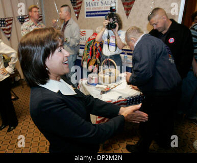 Jun 06, 2006 ; San Diego, CA, USA ; des rapports d'élection d'une surveillance à Golden Hall au centre-ville. Un heureux MARY SALAS (Démocrate, 79e arrondissement) accueille ses partisans à l'administration centrale. Crédit obligatoire : Photo de Jim Baird/SDU-T/ZUMA Press. (©) Copyright 2006 by SDU-T Banque D'Images