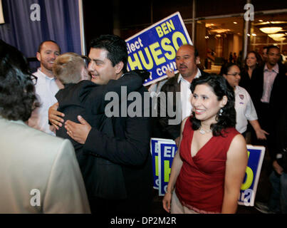 Jun 06, 2006 ; San Diego, CA, USA ; des rapports d'élection d'une surveillance à Golden Hall au centre-ville. Conseil de ville district 8 candidat BEN HUESO arrive avec son épouse, Laura HUESO. Crédit obligatoire : Photo de Jim Baird/SDU-T/ZUMA Press. (©) Copyright 2006 by SDU-T Banque D'Images