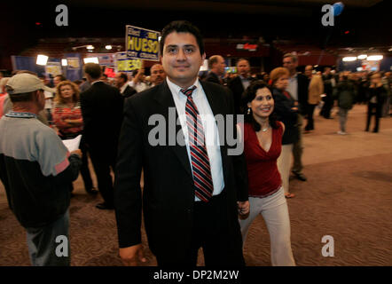 Jun 06, 2006 ; San Diego, CA, USA ; des rapports d'élection d'une surveillance à Golden Hall au centre-ville. Conseil de ville district 8 candidat BEN HUESO arrive avec son épouse, Laura HUESO. Crédit obligatoire : Photo de Jim Baird/SDU-T/ZUMA Press. (©) Copyright 2006 by SDU-T Banque D'Images