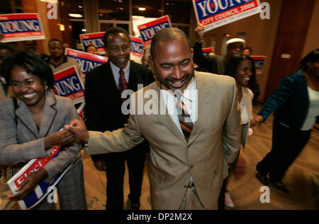 Jun 06, 2006 ; San Diego, CA, USA ; des rapports d'élection d'une surveillance à Golden Hall au centre-ville. Conseiller municipal ANTHONY YOUNG arrive. Crédit obligatoire : Photo de Jim Baird/SDU-T/ZUMA Press. (©) Copyright 2006 by SDU-T Banque D'Images