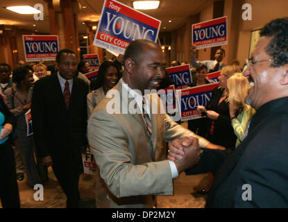 Jun 06, 2006 ; San Diego, CA, USA ; des rapports d'élection d'une surveillance à Golden Hall au centre-ville. Conseiller municipal ANTHONY YOUNG arrive. Crédit obligatoire : Photo de Jim Baird/SDU-T/ZUMA Press. (©) Copyright 2006 by SDU-T Banque D'Images