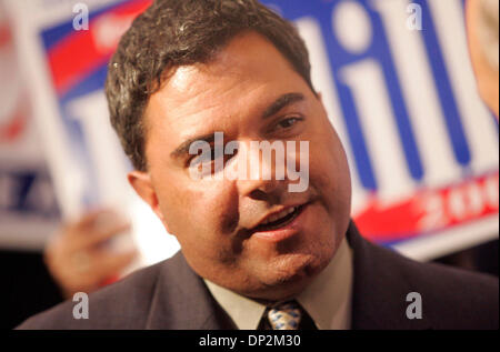 Jun 06, 2006 ; San Diego, CA, USA ; des rapports d'élection d'une surveillance à Golden Hall au centre-ville. Chula Vista Maire STEVE PADILLA trails Cheryl Cox. Crédit obligatoire : Photo de Jim Baird/SDU-T/ZUMA Press. (©) Copyright 2006 by SDU-T Banque D'Images