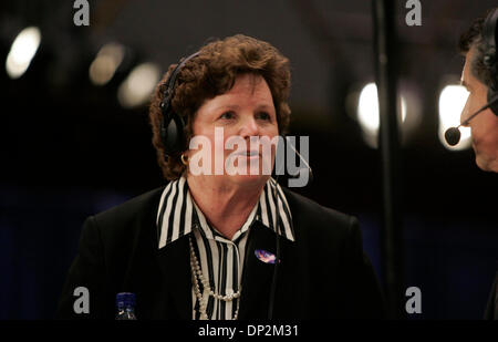 Jun 06, 2006 ; San Diego, CA, USA ; des rapports d'élection d'une surveillance à Golden Hall au centre-ville. Chula Vista Maire STEVE PADILLA trails CHERYL COX (photo). Crédit obligatoire : Photo de Jim Baird/SDU-T/ZUMA Press. (©) Copyright 2006 by SDU-T Banque D'Images