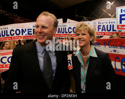 Jun 06, 2006 ; San Diego, CA, USA ; District 2 Kevin Faulconer candidat entre dans Golden Hall avec sa femme Katherine mardi soir à une foule en liesse. Crédit obligatoire : Photo par Sean M/Hafffey SDU-T/ZUMA Press. (©) Copyright 2006 by SDU-T Banque D'Images