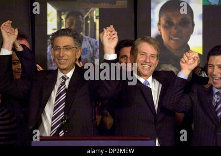 Juin 07, 2006 ; Los Angeles, CA, USA ; trésorier de l'État de Californie et candidat démocrate pour gouverneur PHIL ANGELIDES, gauche, et de la Californie Controller STEVE WESTLY lever les mains dans la solidarité comme ils sont rejoints sur scène par Fabian Nunez, président de l'assemblée générale de l'État, droit, à l'unité d'une conférence de presse le mercredi 7 juin 2006, à Los Angeles. Crédit obligatoire : Photo par Renee C. Byer/ Banque D'Images