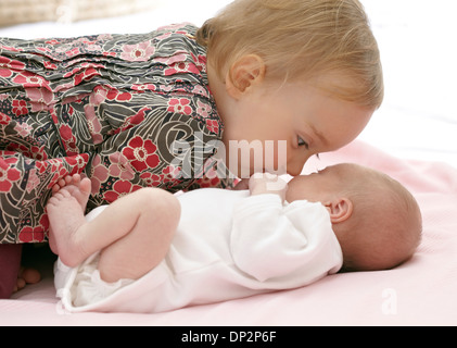 Fille d'un an avec baby sister Banque D'Images