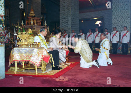 Jun 10, 2006 ; Bangkok, Thaïlande ; la Roi et la Reine assister à des cérémonies bouddhistes pour commémorer le soixantième anniversaire de Sa Majesté à l'accession au trône dans la salle du trône Chakri Grand Palace, Bangkok, Thaïlande le 10 juin 2006.Le roi Thaï est une figure très aimée de force et d'unité pour le peuple thaïlandais et a fait beaucoup pour aider les habitants de la Thaïlande. Du Banque D'Images