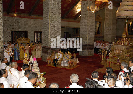 Jun 10, 2006 ; Bangkok, Thaïlande ; la Roi et la Reine assister à des cérémonies bouddhistes pour commémorer le soixantième anniversaire de Sa Majesté à l'accession au trône dans la salle du trône Chakri Grand Palace, Bangkok, Thaïlande, le 10 juin, 2006. Le roi Thaï est une figure très aimée de force et d'unité pour le peuple thaïlandais et a fait beaucoup pour aider les habitants de la Thaïlande. D Banque D'Images