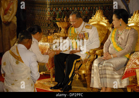 Jun 10, 2006 ; Bangkok, Thaïlande ; la Roi et la Reine assister à des cérémonies bouddhistes pour commémorer le soixantième anniversaire de Sa Majesté à l'accession au trône dans la salle du trône Chakri Grand Palace, Bangkok, Thaïlande, le 10 juin, 2006. Le roi Thaï est une figure très aimée de force et d'unité pour le peuple thaïlandais et a fait beaucoup pour aider les habitants de la Thaïlande. D Banque D'Images