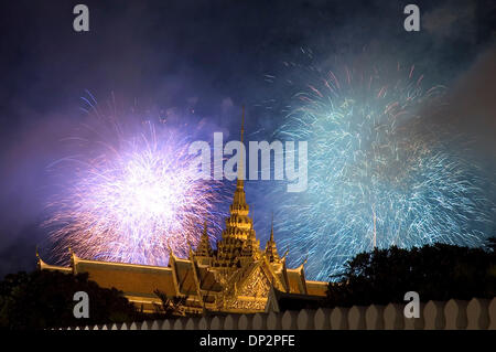 Jun 10, 2006 ; Bangkok, Thaïlande ; feux d'artifice explosent sur le Wat Po dans le cadre des festivités pour commémorer le soixantième anniversaire de Sa Majesté le Roi de l'adhésion de la Thaïlande au trône. Bangkok le 10 juin 2006. Crédit obligatoire : Photo par Ian Buswell/ZUMA Press. (©) Copyright 2006 par Ian Buswell Banque D'Images