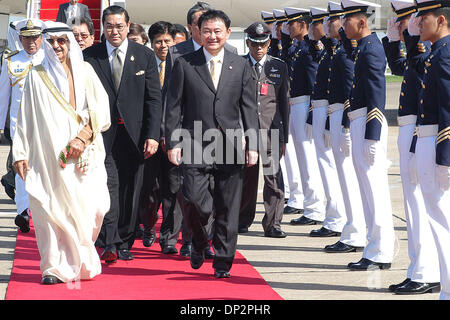 Jun 10, 2006 ; Bangkok, Thaïlande ; HH Al Kalisfah à partir de Bahreïn arrive à l'aéroport de Bangkok pour Milatry inscrivez-vous dans le 60e anniversaire des rois thaïlandais sur le trône à l'occasion des célébrations du 10e de juin 2006. Invités royaux, de pays différents s'visiit Thaïlande entre maintenant et le 13e à prendre part à divers événements culturels et cellebratory. Les thaïlandais sont unis par leur lov Banque D'Images