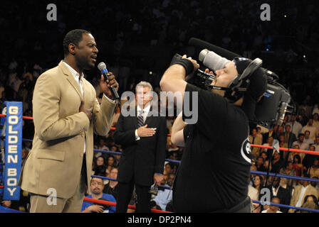 Jun 10, 2006 ; Atlantic City, NJ, USA ; BRIAN MCKNIGHT chante l'hymne national comme l'animateur MICHAEL BUFFER regarde au début de la Bernard Hopkins contre Antonio Tarver light heavyweight bout à l'Boragata Casino à Atlantic City crédit obligatoire : Photo par Rob DeLorenzo/ZUMA Press. (©) Copyright 2006 par Rob DeLorenzo Banque D'Images