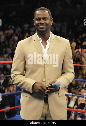 Jun 10, 2006 ; Atlantic City, NJ, USA ; BRIAN MCKNIGHT chante l'hymne national au début de l'Bernard Hopkins contre Antonio Tarver light heavyweight bout à l'Boragata Casino à Atlantic City crédit obligatoire : Photo par Rob DeLorenzo/ZUMA Press. (©) Copyright 2006 par Rob DeLorenzo Banque D'Images