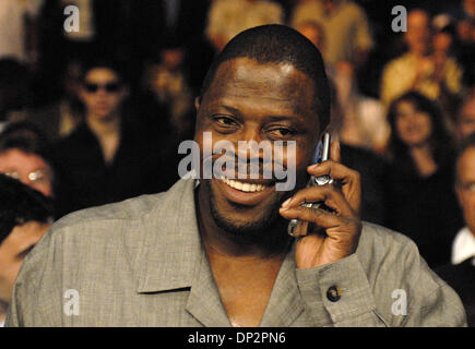 Jun 10, 2006 ; Atlantic City, NJ, USA ; Patrick Ewing jouit du Bernard Hopkins contre Antonio Tarver light heavyweight bout à l'Boragata Casino à Atlantic City crédit obligatoire : Photo par Rob DeLorenzo/ZUMA Press. (©) Copyright 2006 par Rob DeLorenzo Banque D'Images