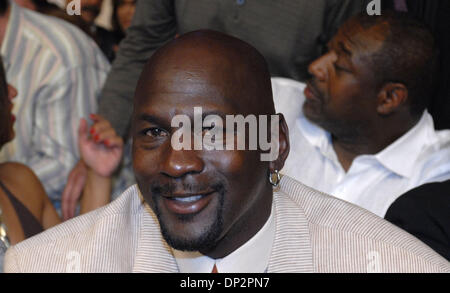 Jun 10, 2006 ; Atlantic City, NJ, USA : MICHAEL JORDAN jouit du Bernard Hopkins contre Antonio Tarver light heavyweight bout à l'Boragata Casino à Atlantic City crédit obligatoire : Photo par Rob DeLorenzo/ZUMA Press. (©) Copyright 2006 par Rob DeLorenzo Banque D'Images