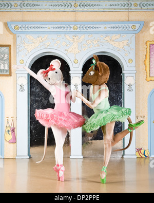 Angelina Ballerina danse sur scène avec son ami. Banque D'Images