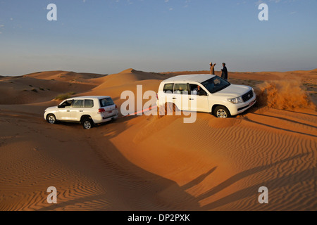 4x4 véhicule de tourisme bloqué dans le sable, Sharqiya Sands (Wahiba Sands), Oman Banque D'Images