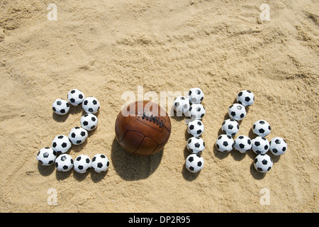 2014 Soccer football vintage avec message sur plage de sable fin à Rio Banque D'Images