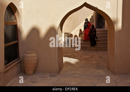 Les femmes en costume traditionnel à l'intérieur de Fort Nizwa Nizwa, Oman, Banque D'Images