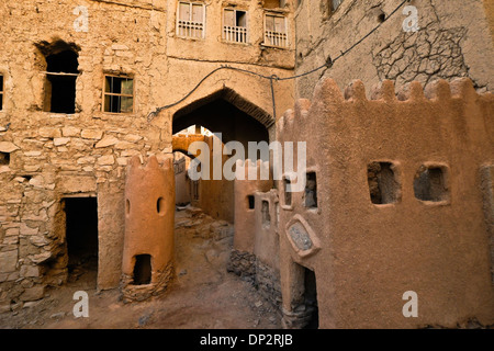 Bâtiments décrépits mudbrick dans ancien article de Al-Hamra, Oman Banque D'Images