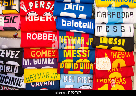 07/09/2013 Le Football et le soccer shirts de Famous Players pour la vente. Venise Italie Banque D'Images